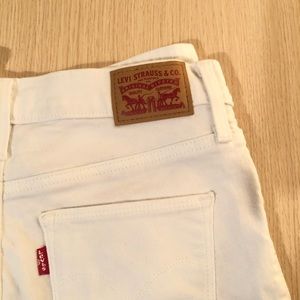 $10 Sale | Levi’s Slimming Skinny White Jeans